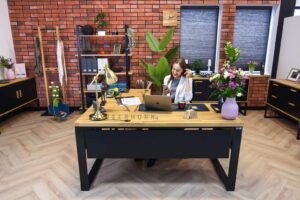 Jak wkomponować biurko narożne do gabinetu domowego: Praktyczne porady i inspiracje