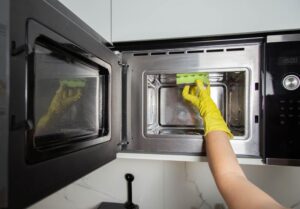 Jak działają bioenzymy i bakterie w środkach czystości?